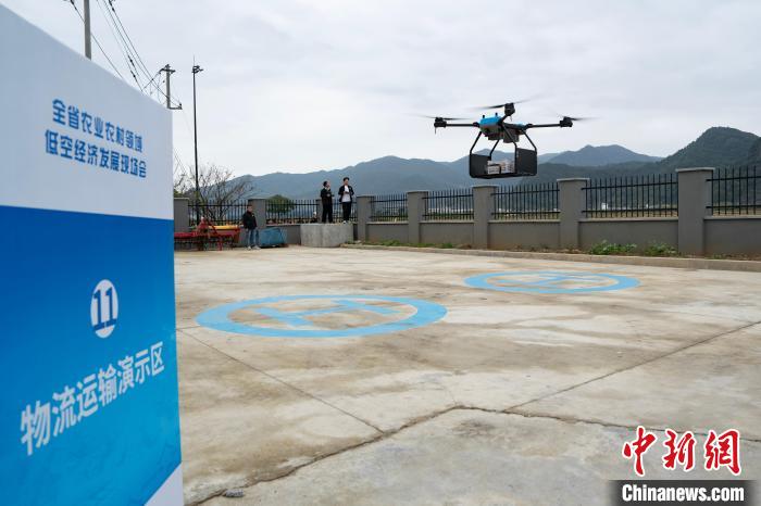 天顺娱乐主管：浙江杭州：农业农村领域多场景应用无人机集中亮相