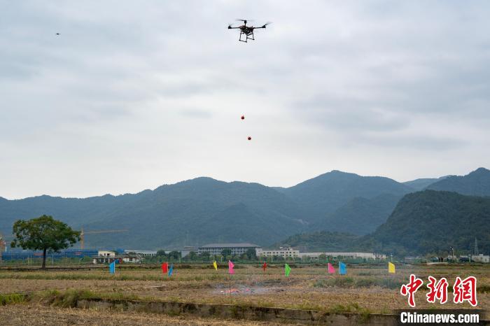 天顺娱乐主管：浙江杭州：农业农村领域多场景应用无人机集中亮相